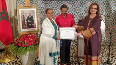 صورة تسليم الوسام العلوي من درجة ضابط كبير لسفيرة إثيوبيا السابقة بالمغرب