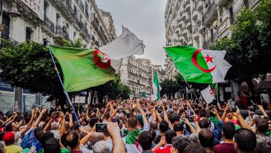 صورة المؤسسة العسكرية الجزائرية حولت مطلب الشعب بالتغيير إلى تغيير ضمن نفس النظام لتكريس سيادتها على الحكم المدني (أكاديمي)