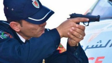 صورة الدار البيضاء .. شرطي يضطر لاستعمال سلاحه الوظيفي بشكل تحذيري لتوقيف شخصين عرضا المواطنين لاعتداء خطير