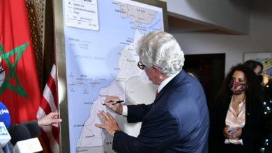 صورة السفير الأمريكي بالمغرب يقدم خريطة المغرب الكاملة المعتمدة رسميا من قبل الحكومة الأمريكية