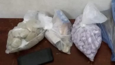 صورة توقيف شخصين متورطين في قضية تتعلق بالسرقة تحت التهديد وتجارة المخدرات