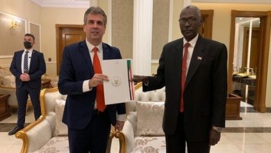 صورة وفد إسرائيلي رسمي إلى السودان لتعزيز العلاقات الثنائية بعد التطبيع