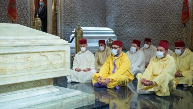 صورة أمير المؤمنين صاحب الجلالة الملك محمد السادس يترحم على روح جلالة المغفور له الملك محمد الخامس