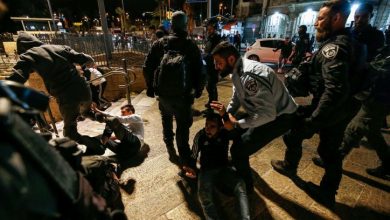 صورة عشرات الجرحى في اعتداءات إسرائيلية استهدفت الفلسطينيين في القدس المحتلة