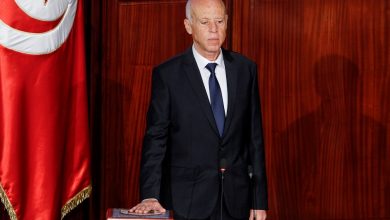 صورة الرئيس التونسي يعفي رئيس الحكومة من مهامه ويعلن عن تجميد عمل البرلمان (رسمي)