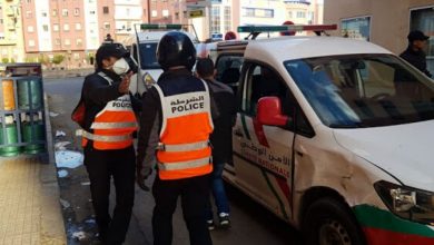 صورة الدار البيضاء.. فتح بحث قضائي مع شرطي واثنين من أبنائه يشتبه في تورطهم في قضية تتعلق بعدم الامتثال وعرض مفرقعات وشهب نارية مهربة للبيع