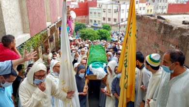 صورة تشييع جثمان القطب الرباني سيدي محمد الديلال الهواري في جنازة مهيبة بزاويته في طنجة