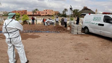 صورة كوفيد- 19 ..الحكومة تقرر تقليص عدد الحضور إلى عشرة أشخاص، كحد أقصى، للمشاركة في مراسم تأبين الموتى ومراسم الجنازة