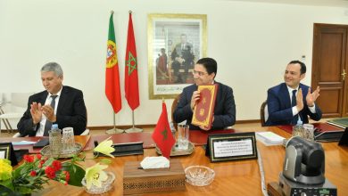 صورة توقيع اتفاقية تتعلق بتشغيل وإقامة العمال المغاربة في البرتغال