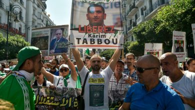 صورة اعتقال المعارض وأحد وجوه الحراك الجزائري كريم طابو