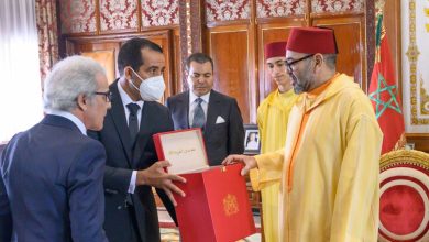 صورة جلالة الملك يستقبل والي بنك المغرب