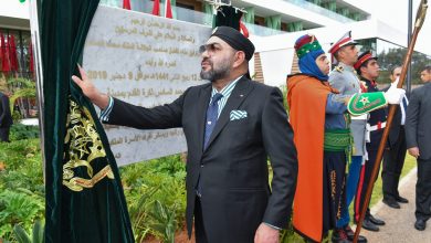 صورة جلالة الملك يعطي تعليماته السامية لافتتاح “سوق الصالحين” بسلا، مشروع مندمج بقيمة 361 مليون درهم تم انجازه بأمر من صاحب الجلالة للنهوض بالأوضاع السوسيو-اقتصادية لآلاف السكان