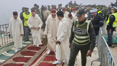 صورة تسليم هبة ملكية للشرفاء العلميين بضريح القطب مولاي عبد السلام بن مشيش
