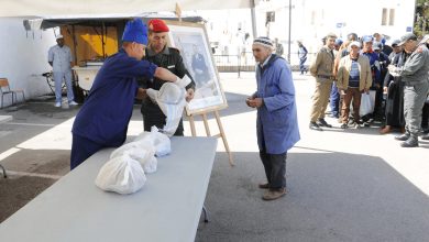 صورة تنفيذا للتعليمات الملكية السامية.. الحرس الملكي يقوم بتوزيع وجبات إفطار يوميا لفائدة الأشخاص المعوزين بعدة مدن مغربية