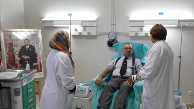 صورة زلزال الحوز: الملك محمد السادس يحل بمراكش لتفقد أوضاع المصابين بالمستشفى ويتبرع بالدم لفائدتهم