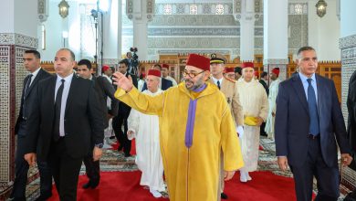 صورة أمير المؤمنين صاحب الجلالة الملك محمد السادس يؤدي صلاة الجمعة بمسجد الهادي بسلا