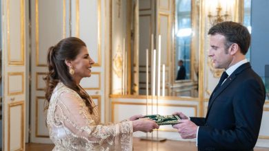 صورة سفيرة جلالة الملك بباريس تقدم أوراق اعتمادها لرئيس الجمهورية الفرنسية، السيد إيمانويل ماكرون