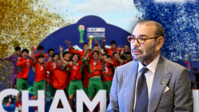 صورة جلالة الملك يهنئ أعضاء المنتخب الوطني المغربي لكرة القدم لأقل من 17 سنة إثر فوزهم بكأس إفريقيا للأمم 2025