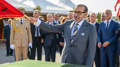 صورة جلالة الملك يعطي انطلاقة مشاريع سككية مهيكلة ذات وقع كبير على التنقل داخل الحاضرة الكبرى للدار البيضاء