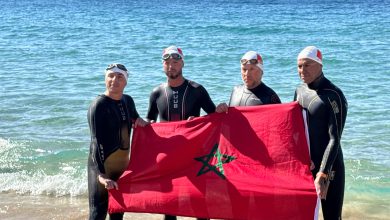 صورة من طريفة إلى الدالية.. أربعة سباحين مغاربة يقطعون مضيق جبل طارق سباحة