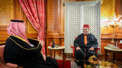 صورة جلالة الملك يستقبل بالدار البيضاء مبعوثا من خادم الحرمين الشريفين ومن ولي عهد المملكة العربية السعودية حاملا رسالة شفوية لجلالته