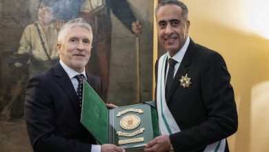 صورة المدير العام للأمن الوطني ولمراقبة التراب الوطني يتقلَّد وسام الصليب الأكبر للاستحقاق للحرس المدني الإسباني