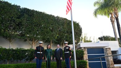 صورة السفير الأمريكي الجديد يصل إلى الرباط ويرفع العلم فوق مقر إقامته