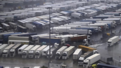 صورة ميناء الجزيرة الخضراء.. 2.800 شاحنة عالقة بعد توقف الملاحة البحرية