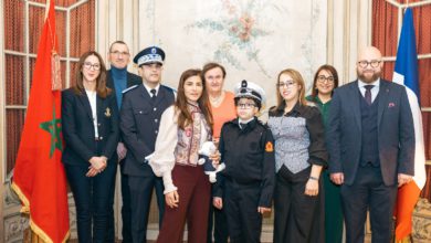 صورة سفارة المغرب بباريس تحتفي بالطفل نزار وتحقق له حلم ارتداء زي الشرطة