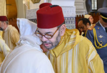 صورة أمير المؤمنين الملك محمد السادس يؤدي صلاة عيد الفطر بمسجد أهل فاس بالرباط ويتقبل التهاني بهذه المناسبة السعيدة