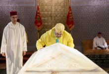 صورة أمير المؤمنين صاحب الجلالة الملك محمد السادس يترحم على روح جلالة المغفور له الملك محمد الخامس