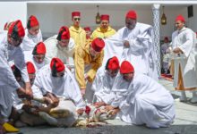 صورة أمير المؤمنين يؤدي صلاة عيد الأضحى المبارك بمسجد أهل فاس بالرباط ويتقبل التهاني بهذه المناسبة السعيدة