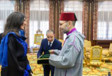 صورة جلالة الملك يستقبل المتسلقة المغربية نوال صفنضلة ويوشحها جلالته بوسام المكافأة الوطنية من درجة ضابط