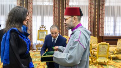 صورة جلالة الملك يستقبل المتسلقة المغربية نوال صفنضلة ويوشحها جلالته بوسام المكافأة الوطنية من درجة ضابط