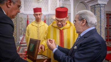 صورة جلالة الملك يستقبل والي بنك المغرب