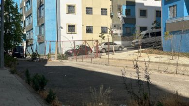 صورة رغم انتهاء الأشغال.. استمرار إغلاق موقف السيارات يثير استياء سكان مجمع “دياري 2”